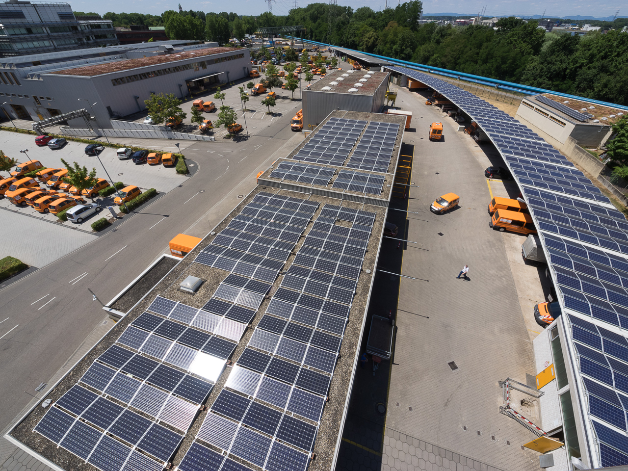 Foto von PV-Anlagen auf dem Gelände des Hauptsitzes