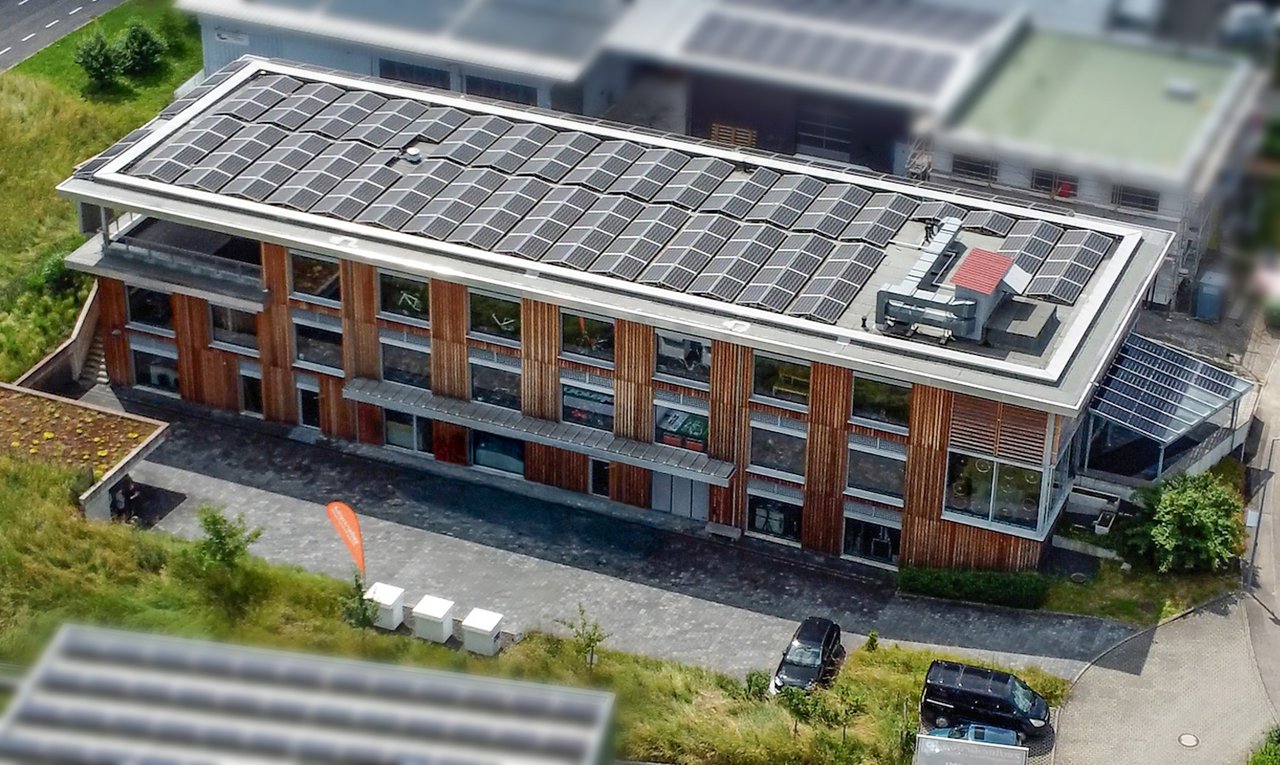 Foto von PV-Anlagen auf dem Dach des Zedler-Instituts