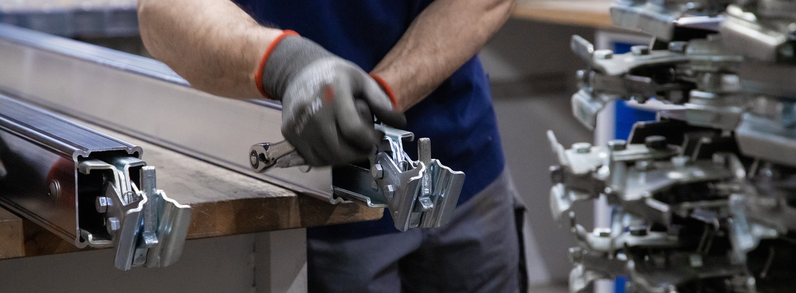 Ladungssicherung wird von einem Mitarbeiter angezogen