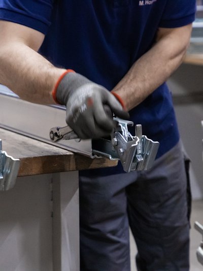 Ladungssicherung wird von einem Mitarbeiter angezogen