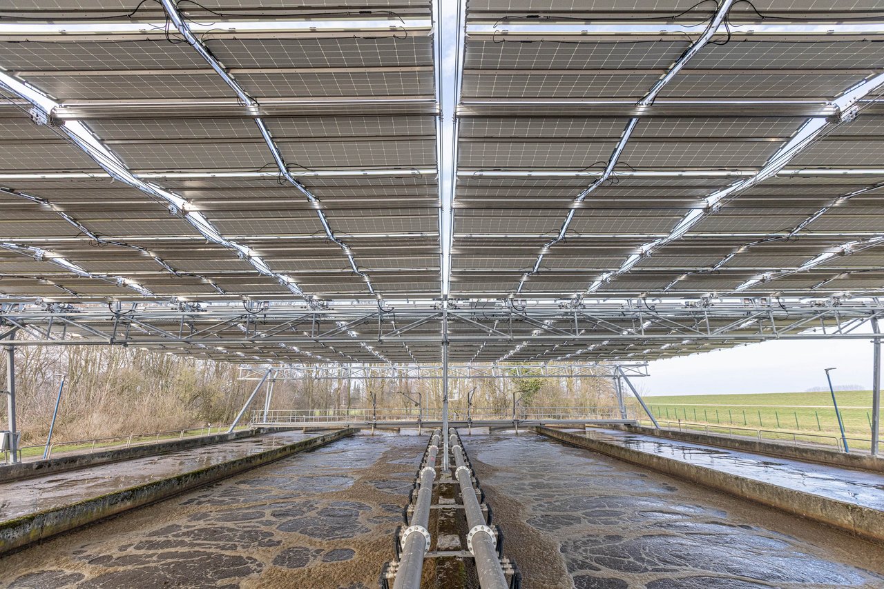 Foto von Kläranlage mit Solarfaltdach