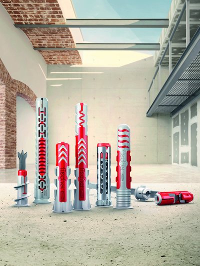 Mehrere Dübel von fischer in verschiedenen Varianten.