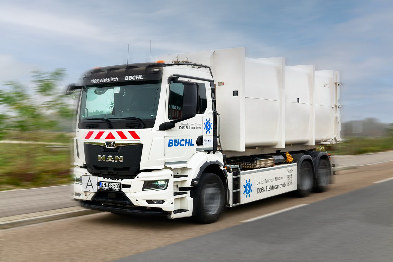 E-LKW von BÜCHL fährt auf einer Straße. 