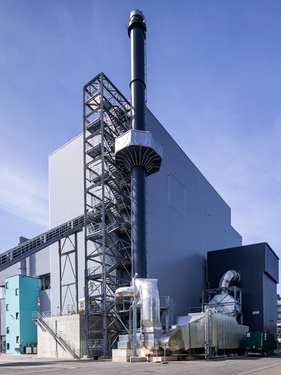 Foto des Kraftwerks mit Förderbänder