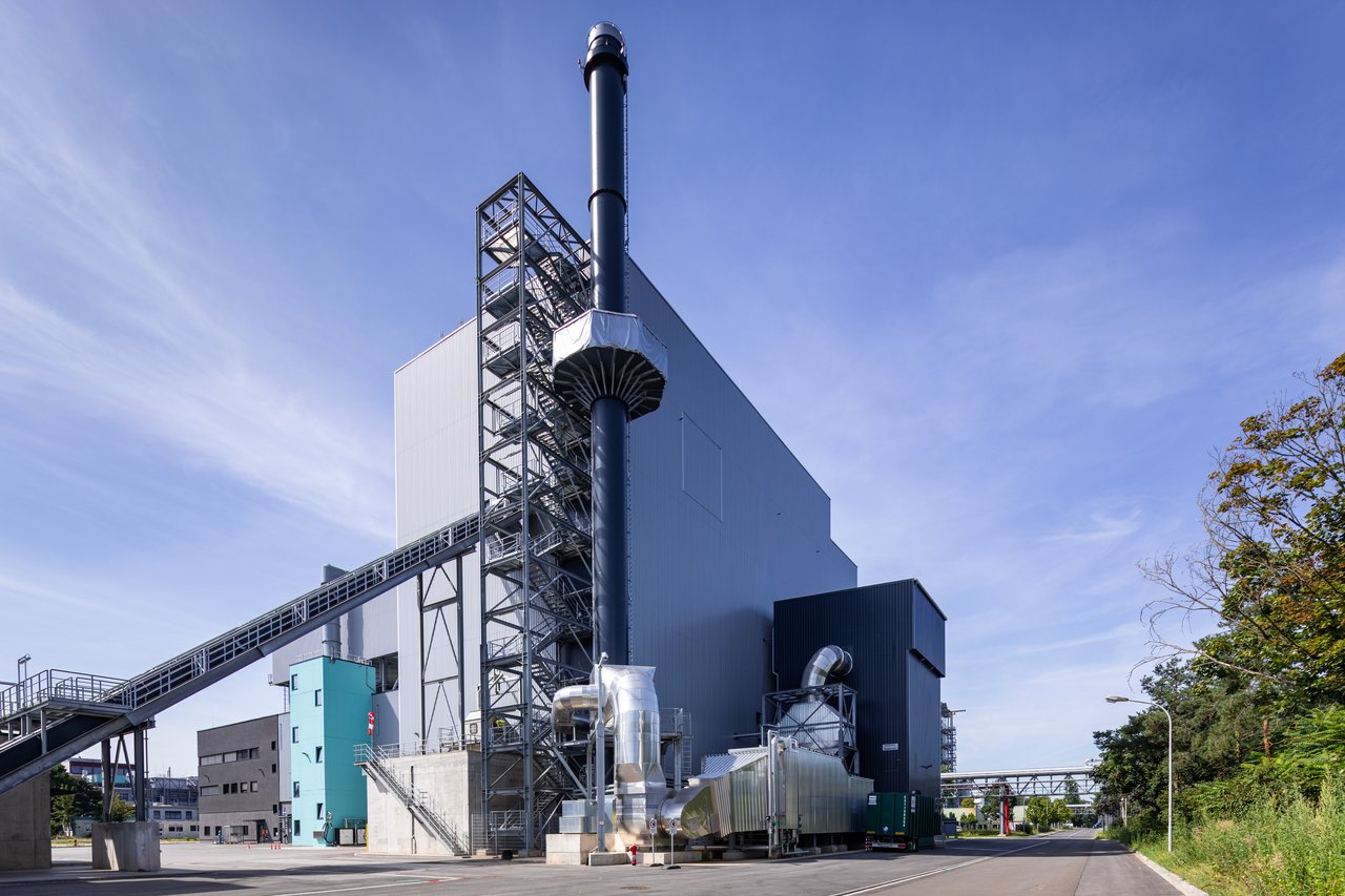 Foto des Kraftwerks mit Förderbänder