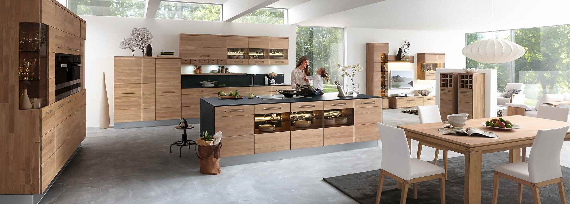 Foto von Wohnküche eingerichtet mit Decker-Massivholzmöbeln