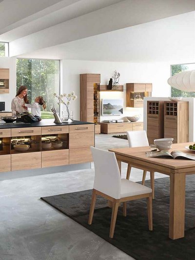 Foto von Wohnküche eingerichtet mit Decker-Massivholzmöbeln