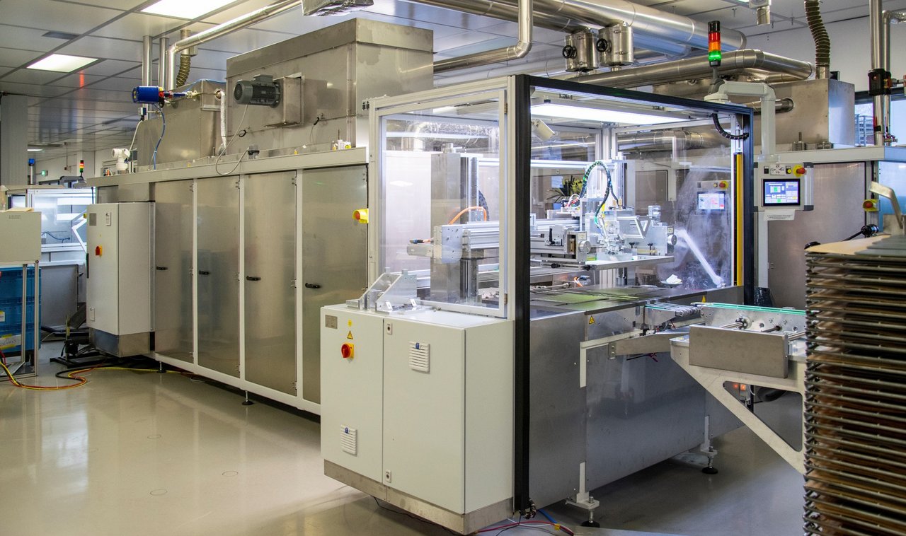 Druckwerk mit Trocknerzone der Thermoöl-Heißluft-Trocknung im automatisierten Siebdruckprozess