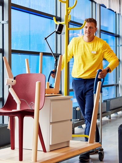 Bild von Ikea-Mitarbeiter beim Warentransport