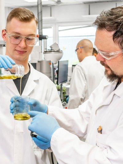 Foto von zwei im Labor arbeitenden Mitarbeitern