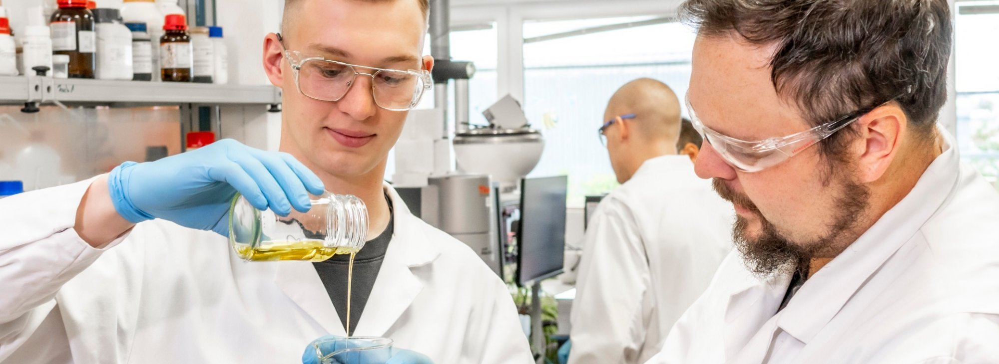 Foto von zwei im Labor arbeitenden Mitarbeitern