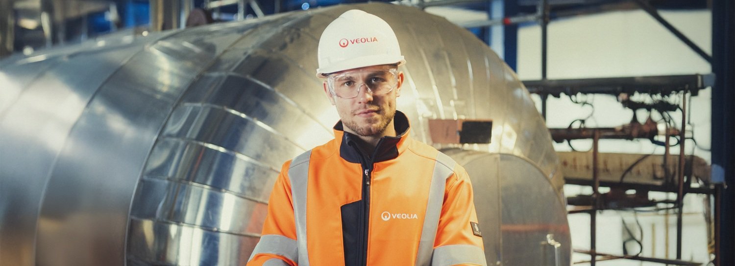 Foto von Veolia-Mitarbeiter in Arbeitskleidung und Schutzhelm