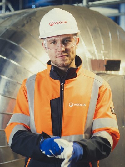 Foto von Veolia-Mitarbeiter in Arbeitskleidung und Schutzhelm