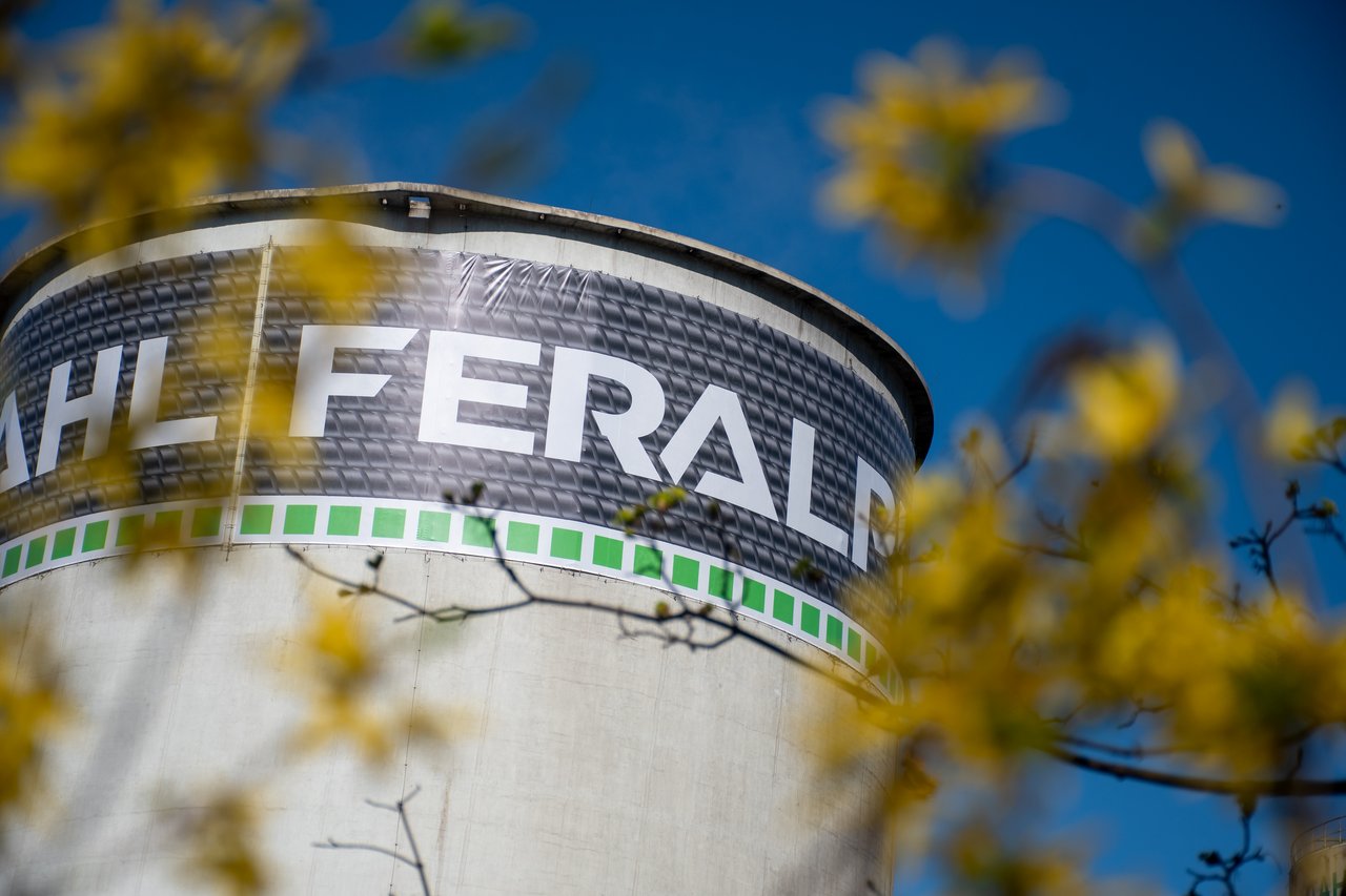 Blick auf FERALPI-Schriftzugsbanner am Werk