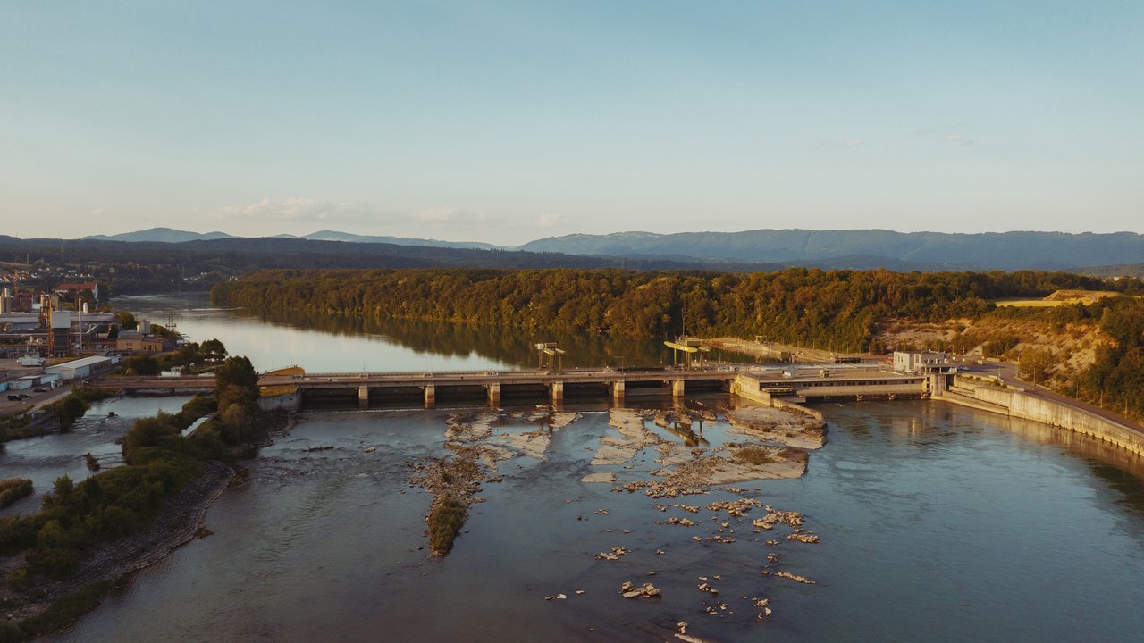 Foto von einem Fluss mit Wasserkraftwerk in Rheinfelden