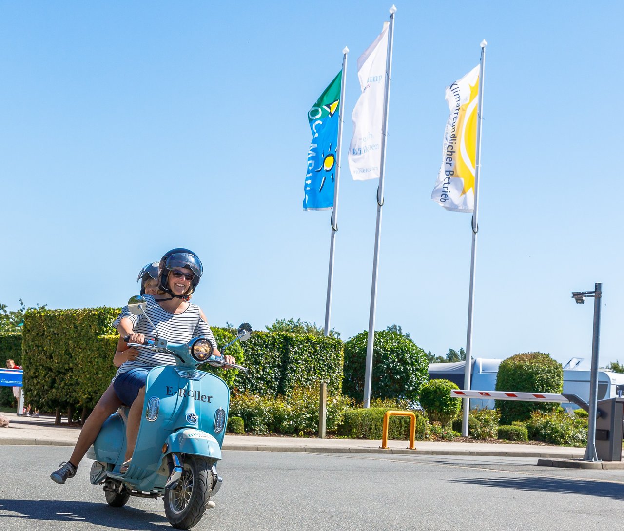 Zwei Urlauber auf einem E-Motorroller des Inselcamp Fehmarn. 