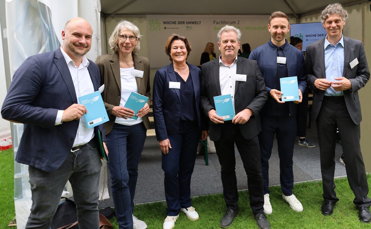 Foto vom Fachforum bei der Woche der Umwelt 2024 mit den teilnehmenden Projektunternehmen