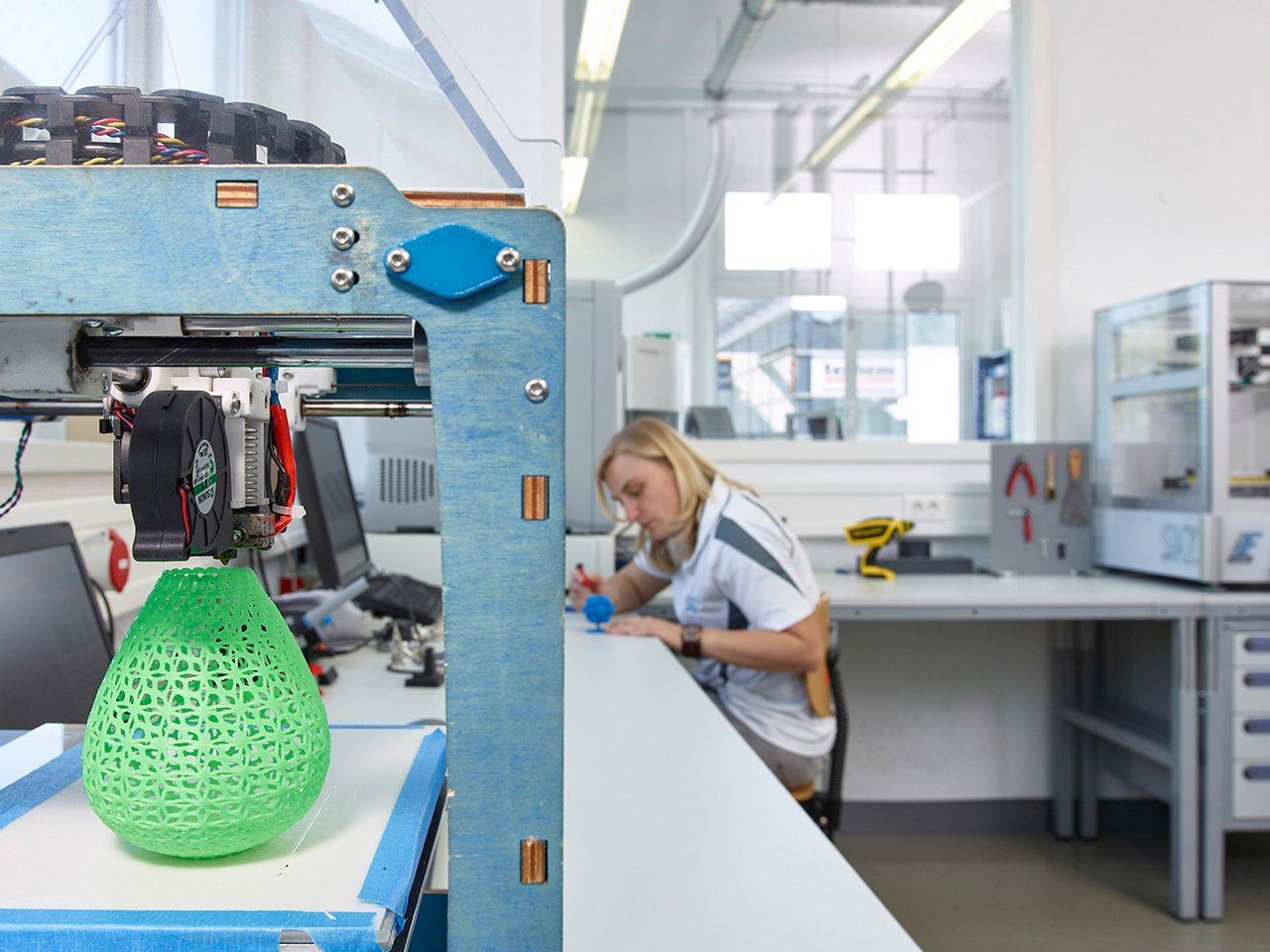 Foto von einem Arbeitsplatz mit 3D-Drucker