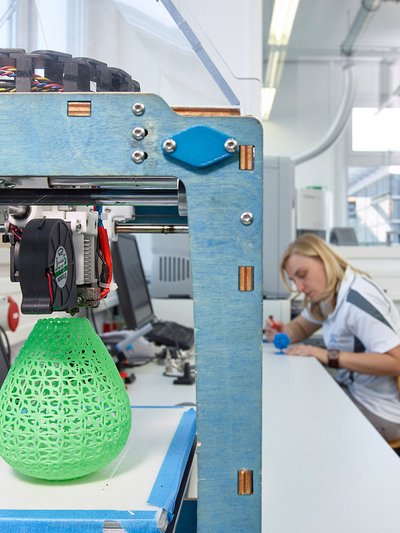 Foto von einem Arbeitsplatz mit 3D-Drucker