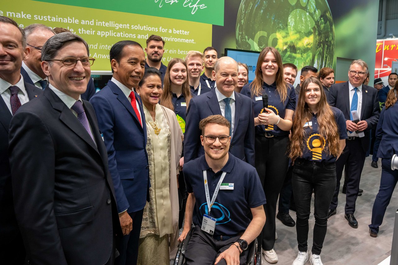 Gruppenfoto mit Bundeskanzler Olaf Scholz und Azubis