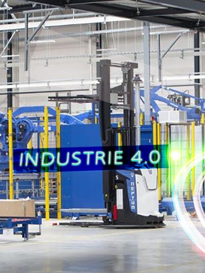 Foto von Industrieanlagen mit der Bildaufschrift "Industrie 4.0"