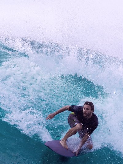 Surfer auf einer Welle