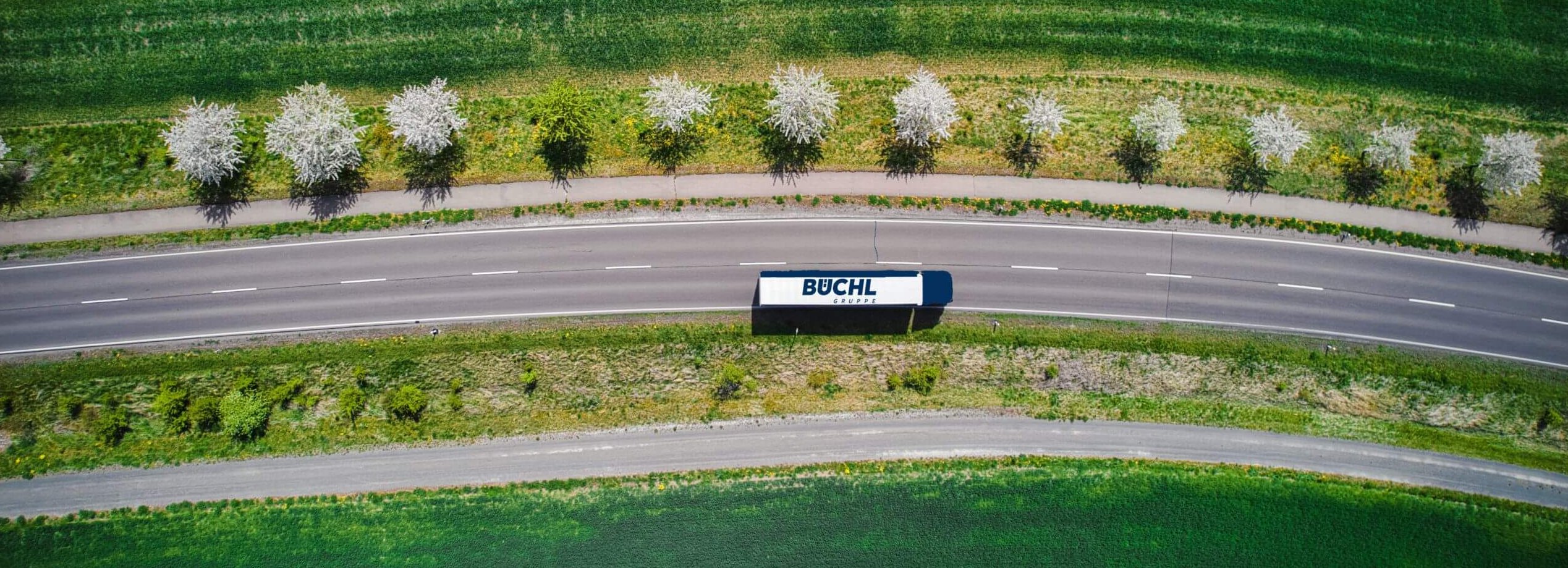 Luftbild eines BÜCHL LKW auf der Landstraße