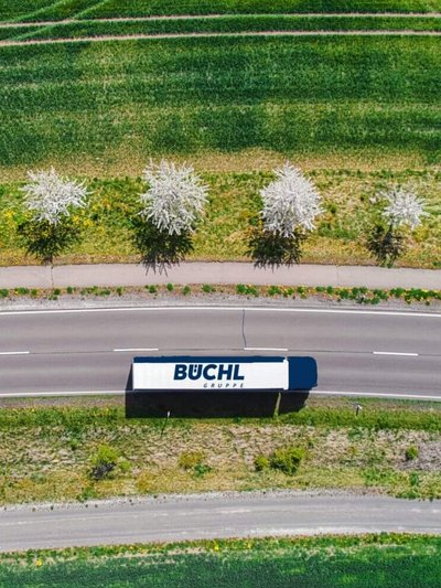 Luftbild eines BÜCHL LKW auf der Landstraße