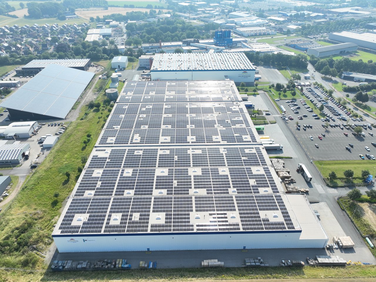 Luftbild der Solaranlage auf dem Dach des Betriebsgebäudes