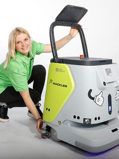 Foto einer Frau, die ein Wackler-Reinigungsgerät bedient