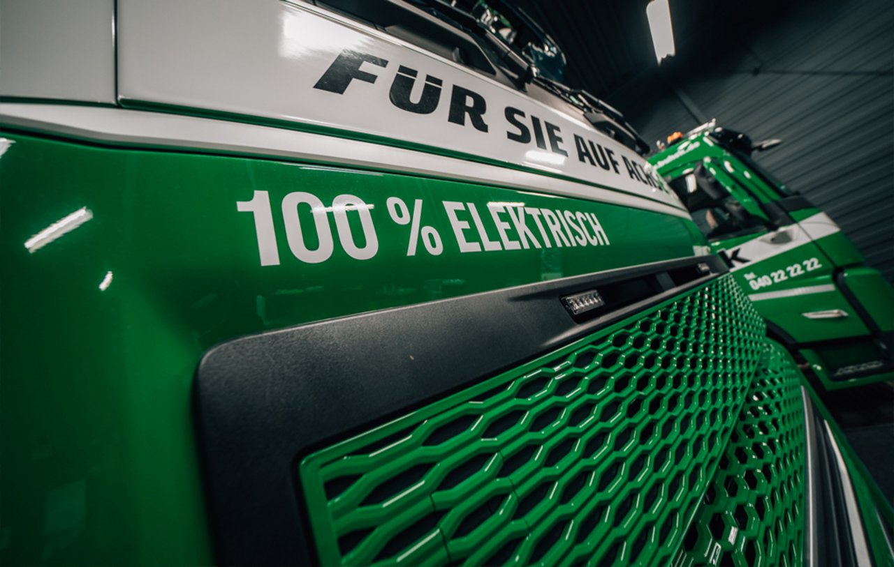Foto eines LKW mit der Aufschrift "100% ELEKTRISCH"