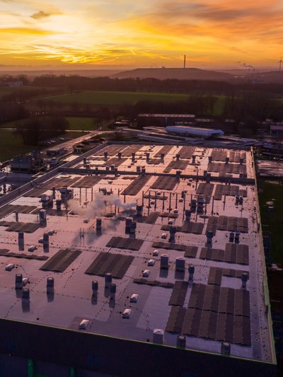 Luftbild des Firmendachs mit PV