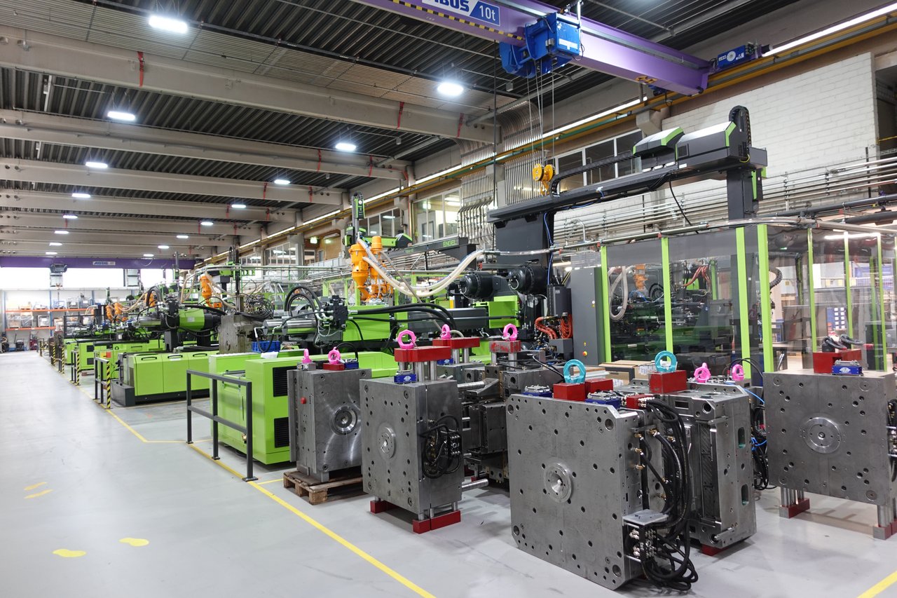 Foto von Spritzgussmaschinen im Fabrikgebäude