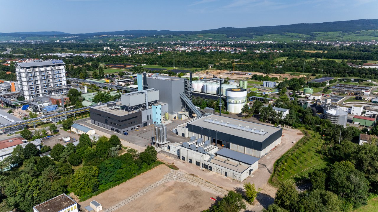 Luftbild des Firmengeländes mit Kraftwerk