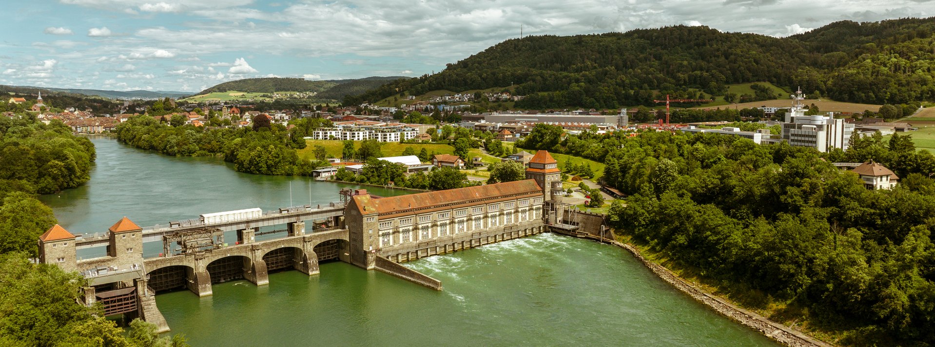 Foto von einem Fluss mit Wasserkraftwerk