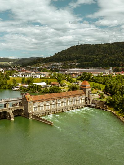 Foto von einem Fluss mit Wasserkraftwerk