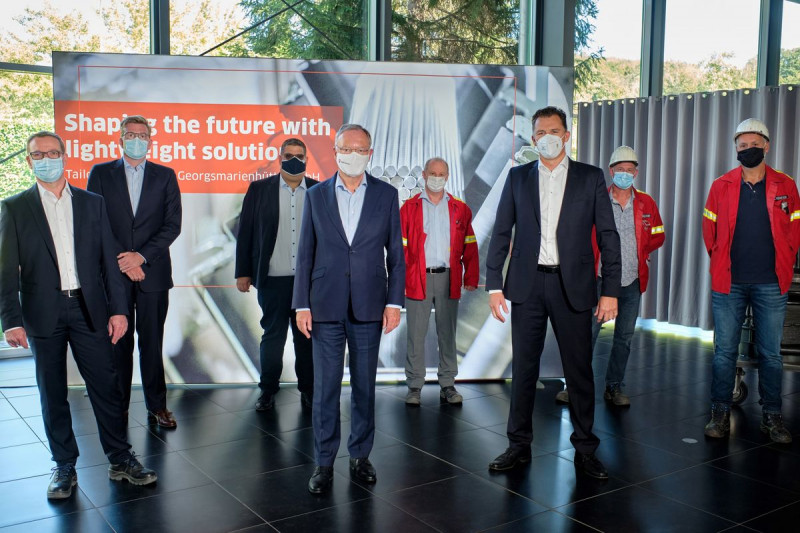 Die Teilnehmenden mit Abstand und Masken im Gruppenfoto.